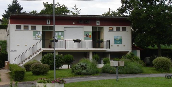 Sanitäre Anlage mit Treppe