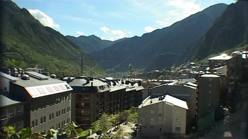 681670703-andorra-pyrenaeen-tal-landschaft-dorf