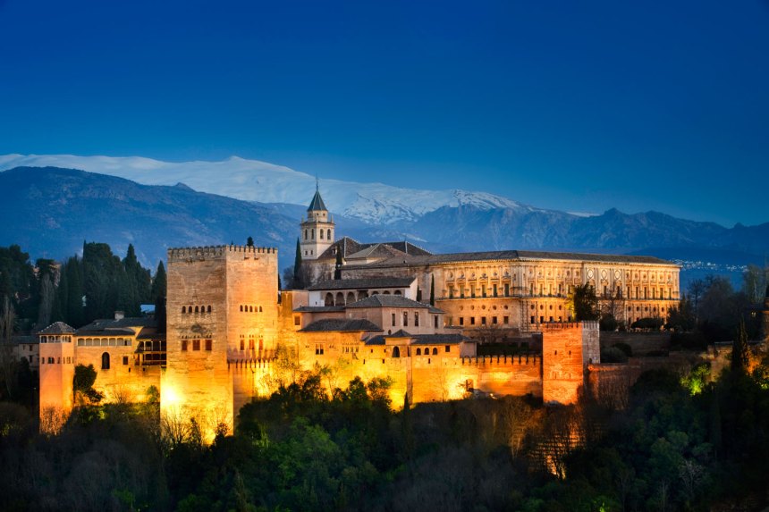 alhambra-granada-12569503-istock