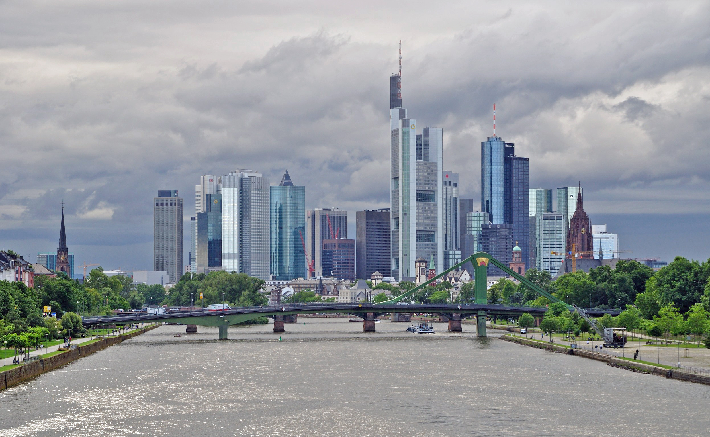 frankfurt-skyline-von-deutschherrnbrc3bccke-2-a