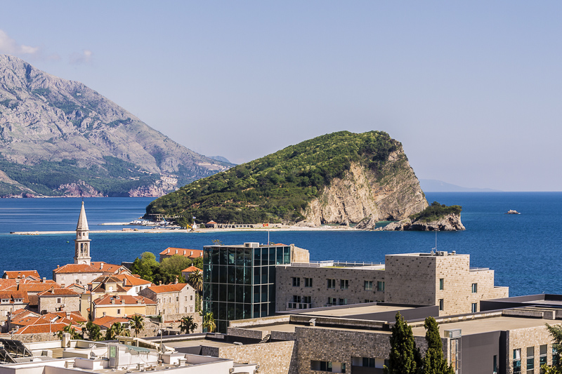 Nur einen Kilometer von Budva entfernt ragt die Felseninsel Sveti Nikola aus dem Mittelmeer, Montenegro