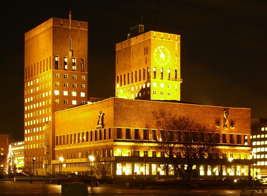 oslo_rathaus_bei_nacht